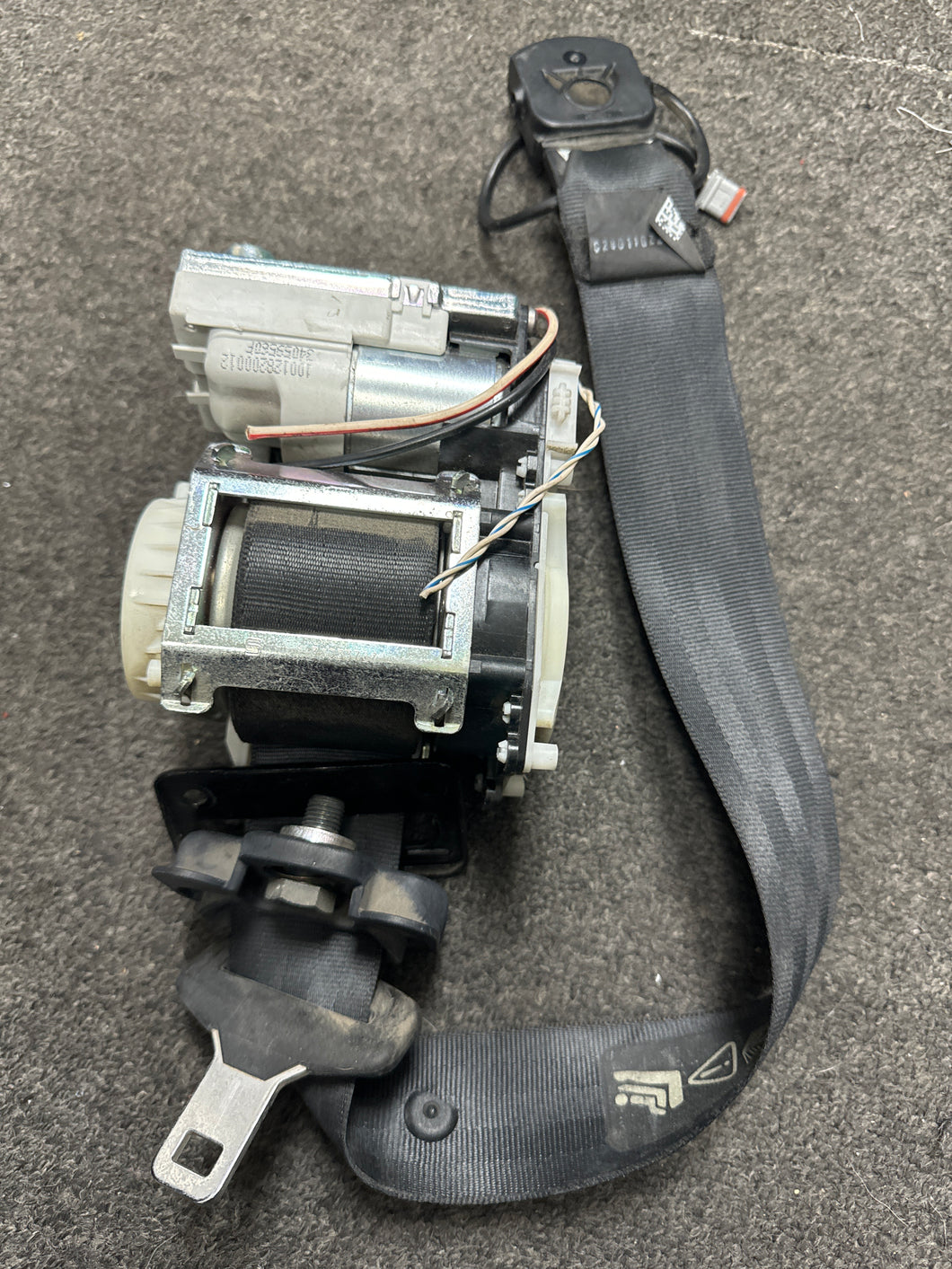 2010-2015 JAGUAR XJ XJL FRONT RIGHT PASSENGER SEATBELT (RH) (P)