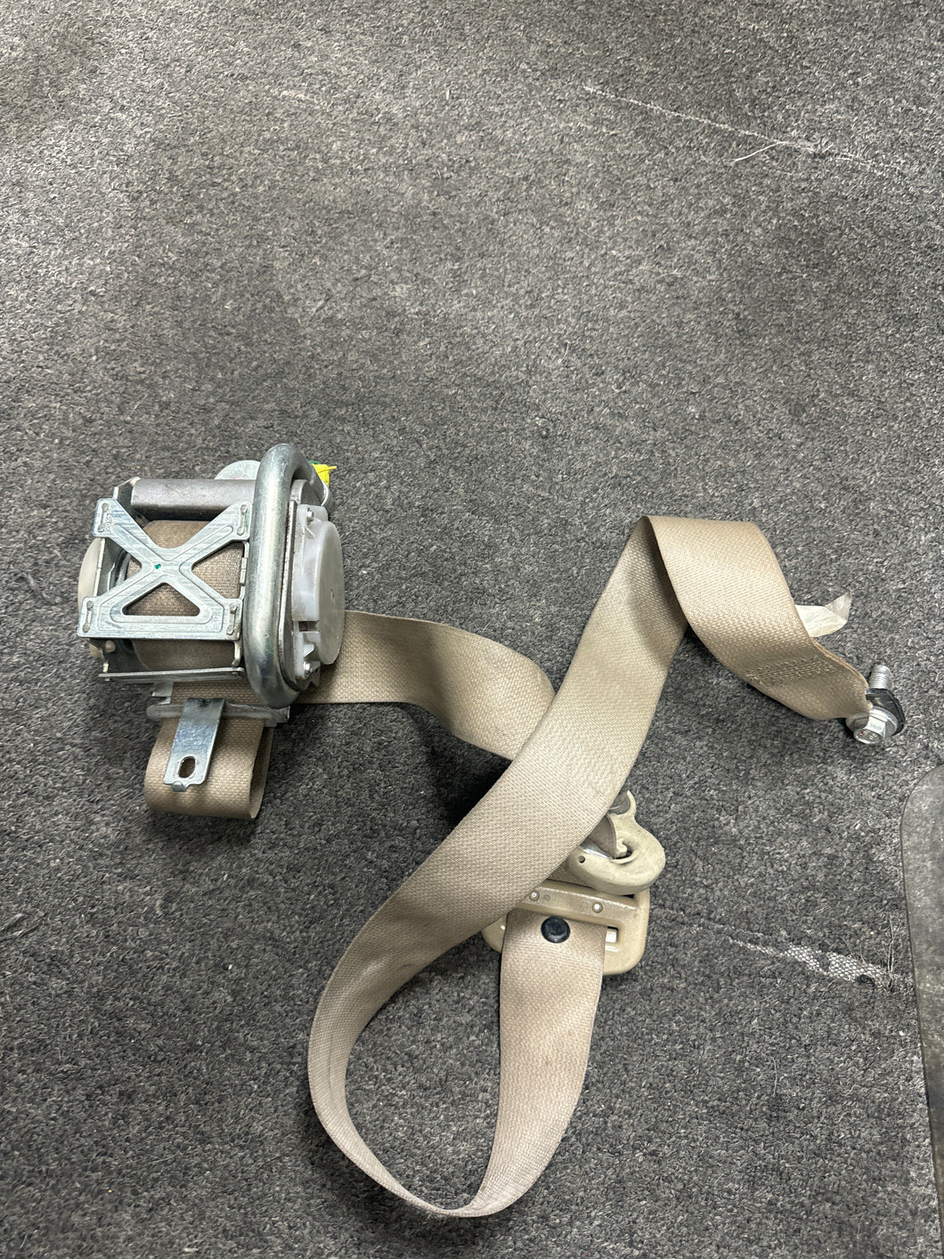 2008-2011 NISSAN VERSA FRONT DRIVER SEATBELT (LH) (P) TAN