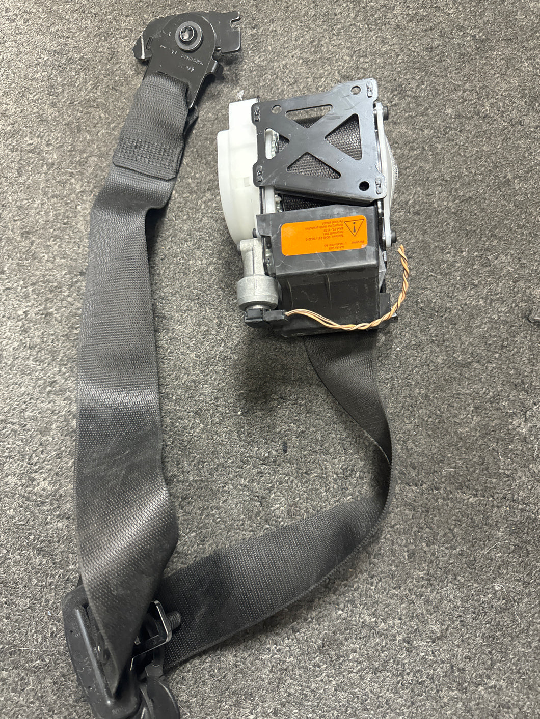 2007-2013 BMW X5 LEFT DRIVER SEATBELT RETRACTOR (LH) (P)